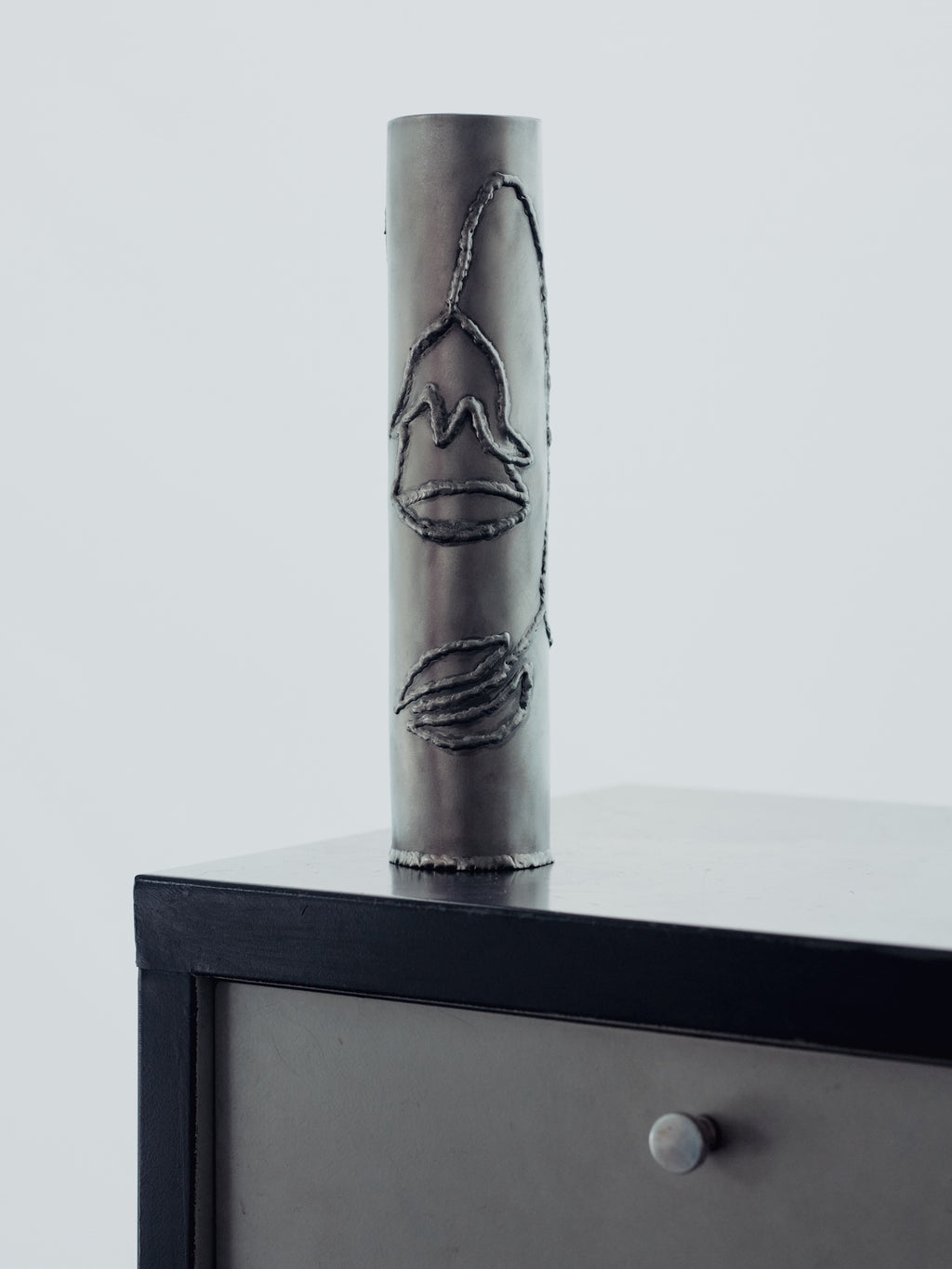 Vase Acht Künstlerinnen par Melissa Mariller